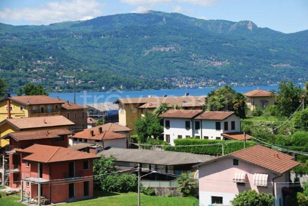 appartamento in vendita a Leggiuno in zona Reno