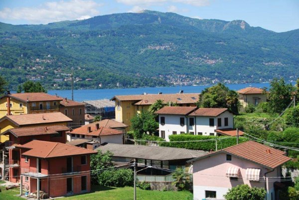 appartamento in vendita a Leggiuno in zona Reno