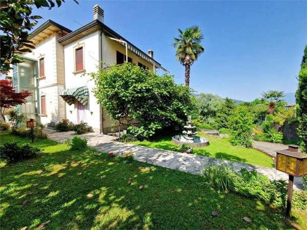 casa indipendente in vendita a Leggiuno in zona Bosco