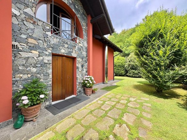 casa indipendente in vendita a Leggiuno