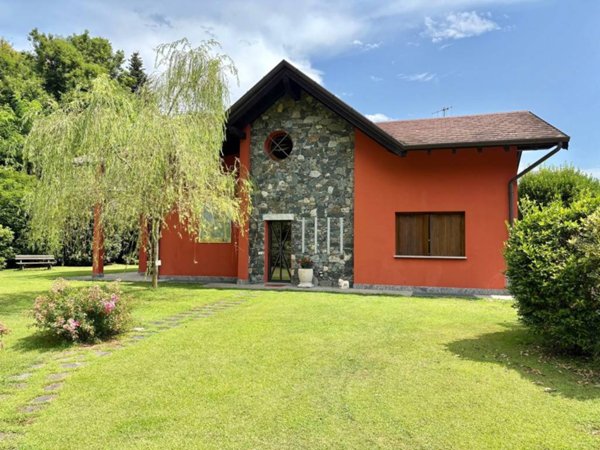 casa indipendente in vendita a Leggiuno