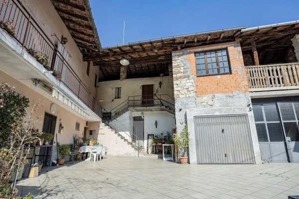 appartamento in vendita a Leggiuno in zona Marzaro