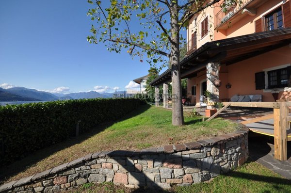 casa indipendente in vendita a Leggiuno