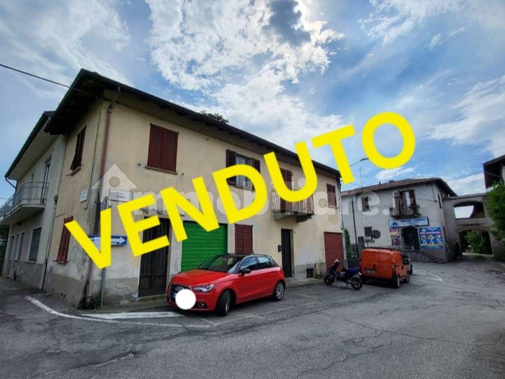casa indipendente in vendita a Leggiuno