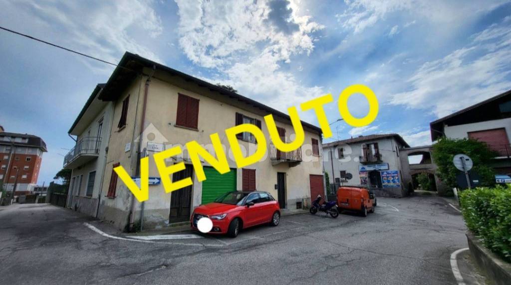 casa indipendente in vendita a Leggiuno in zona Arolo