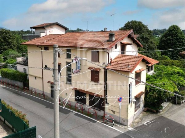 intera palazzina in vendita a Leggiuno in zona Arolo