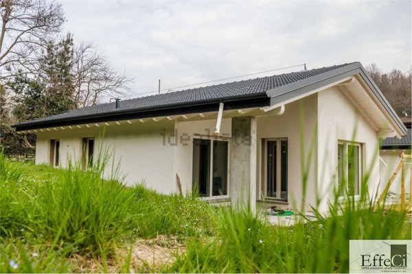 casa indipendente in vendita a Leggiuno in zona Arolo