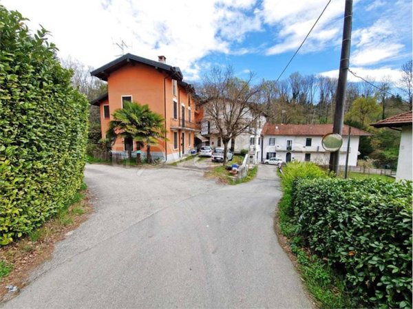 appartamento in vendita a Leggiuno in zona Arolo
