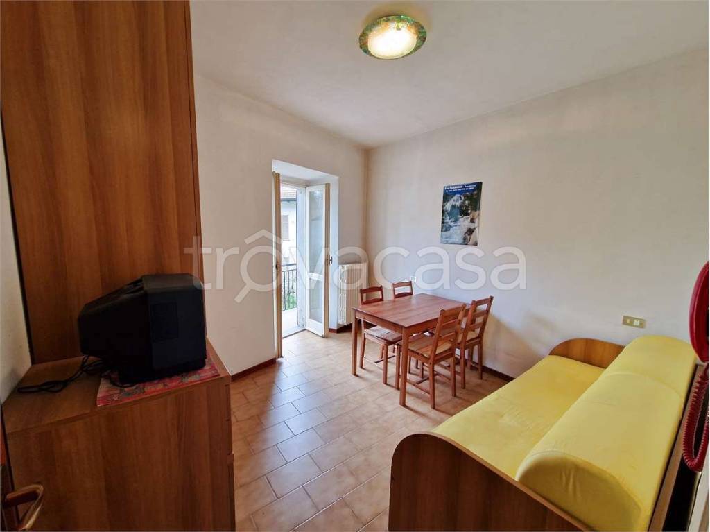 appartamento in vendita a Leggiuno in zona Arolo