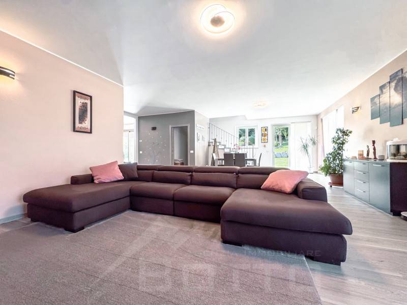 casa indipendente in vendita a Leggiuno in zona Arolo