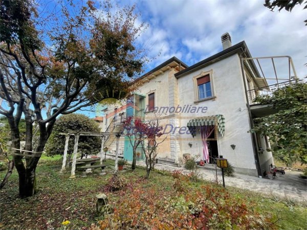 casa indipendente in vendita a Leggiuno