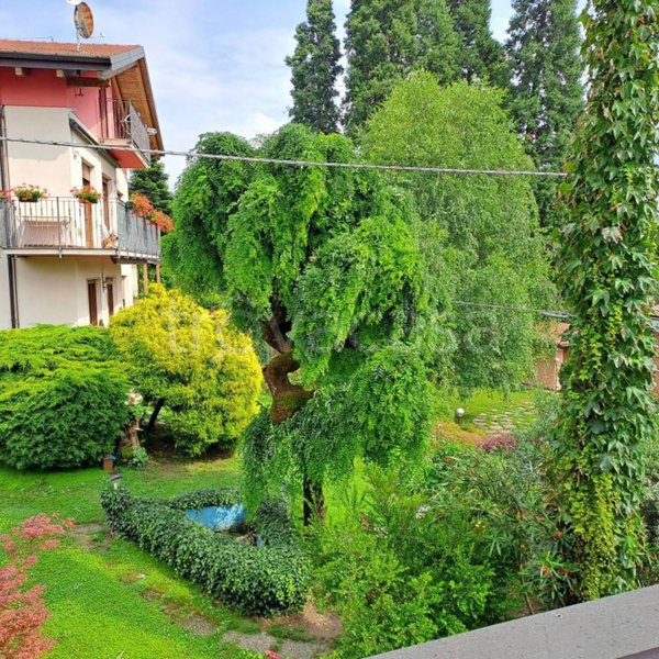 casa indipendente in vendita a Leggiuno in zona Arolo