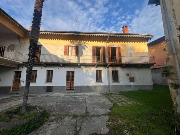 casa indipendente in vendita a Leggiuno