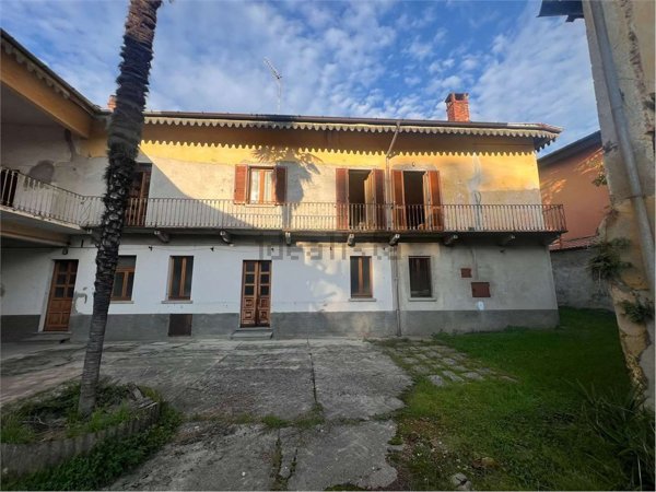 casa indipendente in vendita a Leggiuno