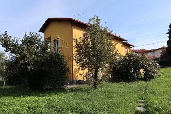 casa indipendente in vendita a Leggiuno in zona Ghirate