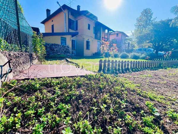 appartamento in vendita a Leggiuno in zona Arolo