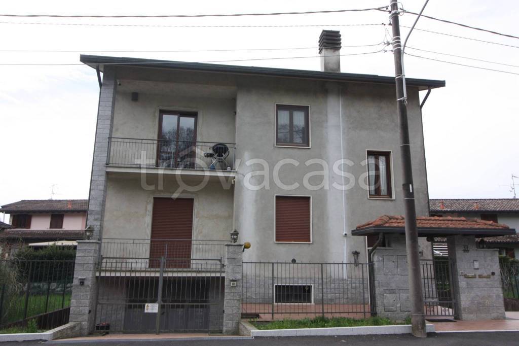 casa indipendente in vendita a Leggiuno