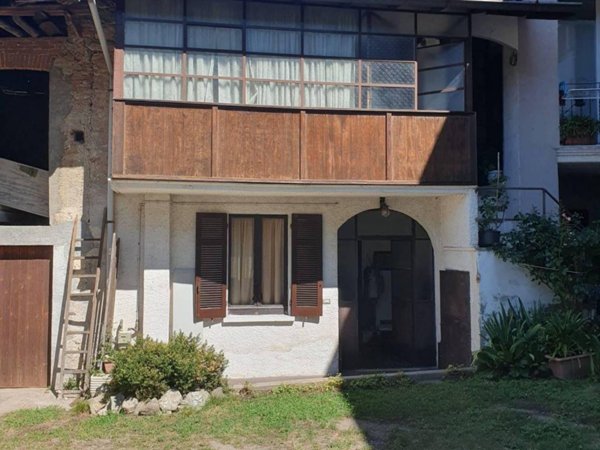 appartamento in vendita a Leggiuno in zona Arolo