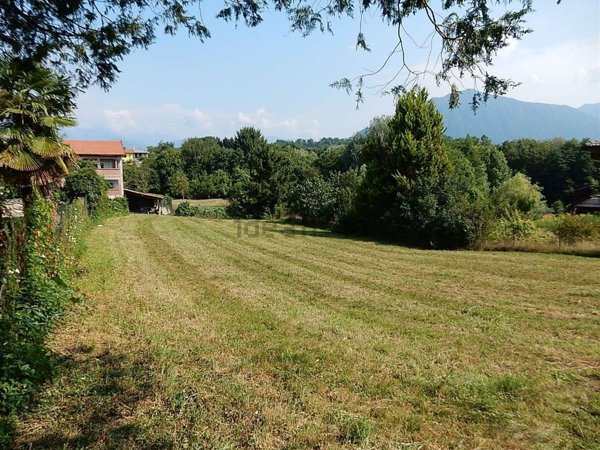 terreno edificabile in vendita a Leggiuno in zona Cellina