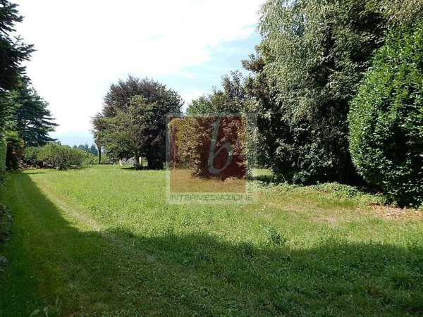 terreno edificabile in vendita a Leggiuno in zona Arolo