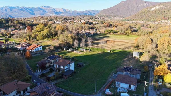 terreno edificabile in vendita a Leggiuno