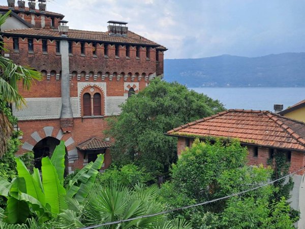 casa indipendente in vendita a Leggiuno in zona Arolo