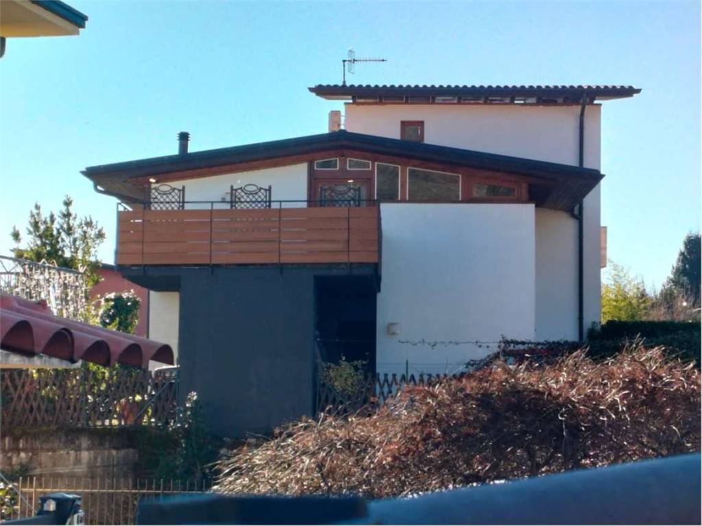 casa indipendente in vendita a Leggiuno in zona Arolo