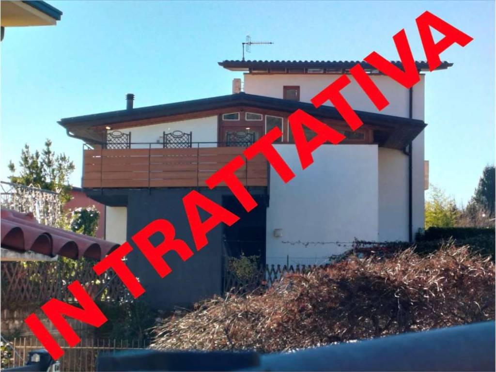 casa indipendente in vendita a Leggiuno in zona Arolo