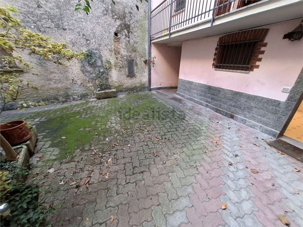 appartamento in vendita a Leggiuno in zona Arolo