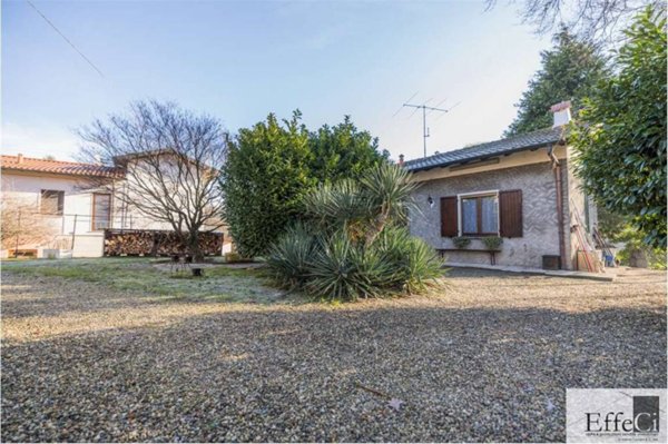 casa indipendente in vendita a Leggiuno in zona Cobbione