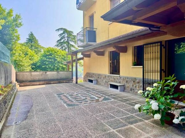 appartamento in vendita a Leggiuno in zona Reno