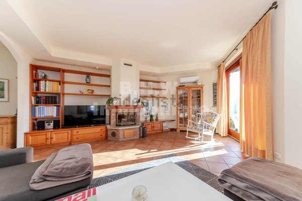 casa indipendente in vendita a Leggiuno