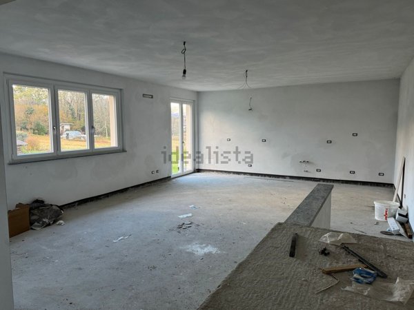 casa indipendente in vendita a Leggiuno