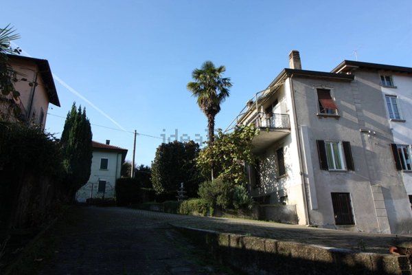 casa indipendente in vendita a Leggiuno