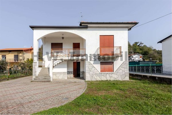 casa indipendente in vendita a Leggiuno in zona Arolo