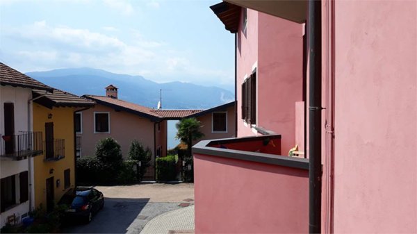 appartamento in vendita a Leggiuno in zona Reno