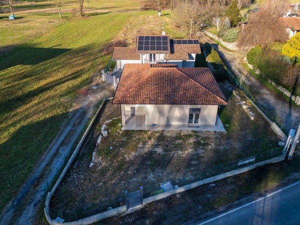 casa indipendente in vendita a Leggiuno in zona Marzaro