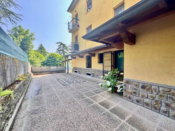 appartamento in vendita a Leggiuno in zona Reno