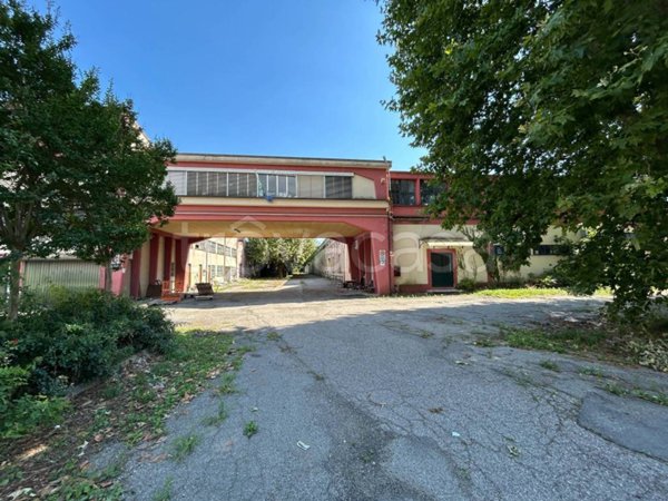 locale commerciale in vendita a Leggiuno