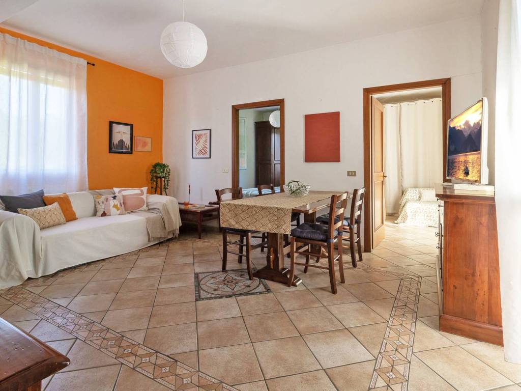 appartamento in vendita a Leggiuno in zona Reno