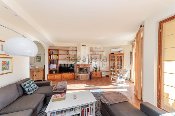 casa indipendente in vendita a Leggiuno