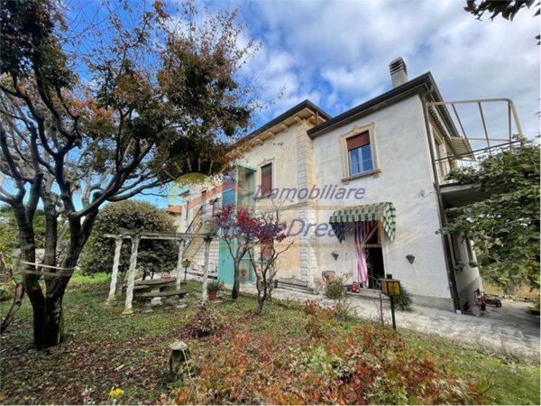 casa indipendente in vendita a Leggiuno