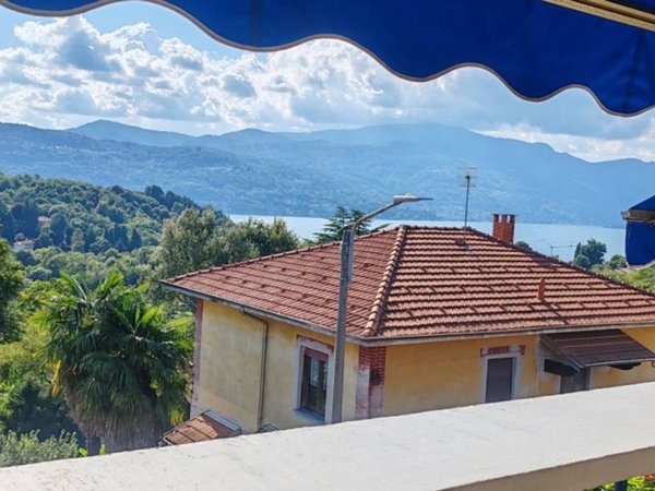 appartamento in vendita a Leggiuno in zona Mirasole