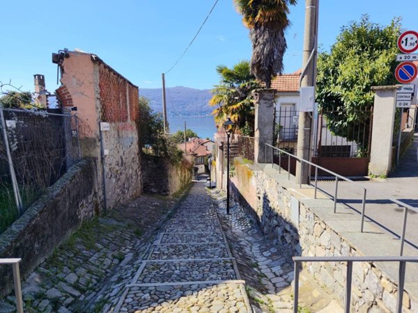 appartamento in vendita a Leggiuno in zona Arolo