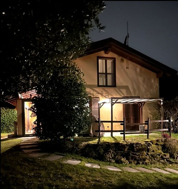 casa indipendente in vendita a Leggiuno in zona Reno