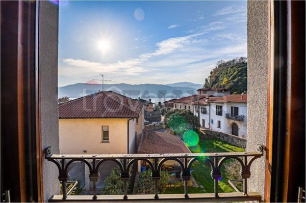 appartamento in vendita a Leggiuno in zona Arolo