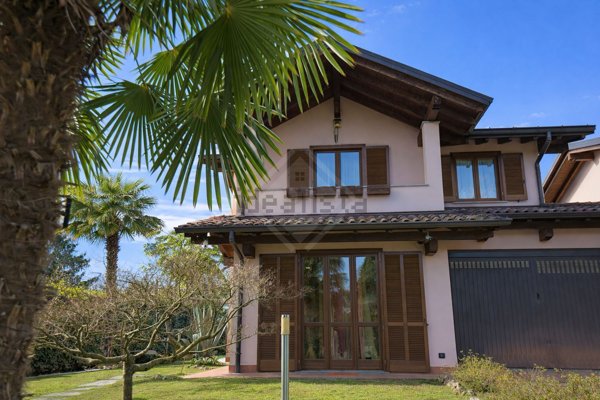 casa indipendente in vendita a Leggiuno