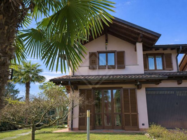 casa indipendente in vendita a Leggiuno