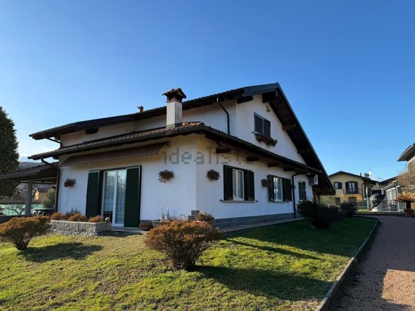 casa indipendente in vendita a Leggiuno