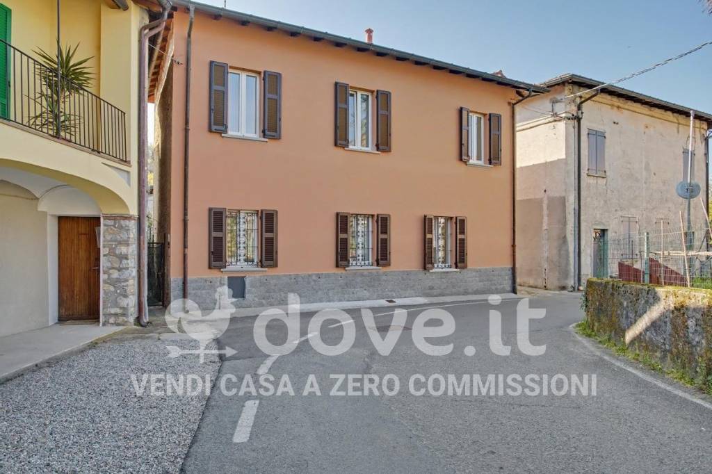 casa indipendente in vendita a Leggiuno in zona Cellina